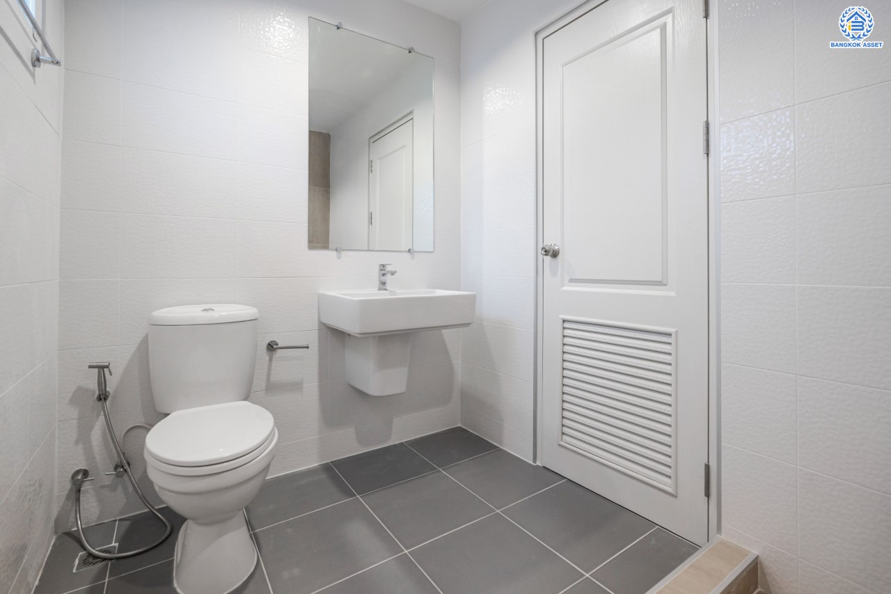 บ้านมือสองตกแต่งใหม่ ม.เดอะแพลนท์ วัชรพล หลังมุม เนื้อที่ 54 ตร.ว. ฟังก์ชัน 3 ห้องนอน 3 ห้องน้ำ จอดรถได้ 2 คัน Facilities ครบครัน บนทำเลเชื่อมต่อหลายเส้นทาง ถ.รามอินทรา ถ.สายไหม และ ถ.พหลโยธิน ใกล้สนามบินดอนเมือง ทางด่วน "รามอินทรา" และรถไฟฟ้าสายสีเขียว "สถานีคูคต"